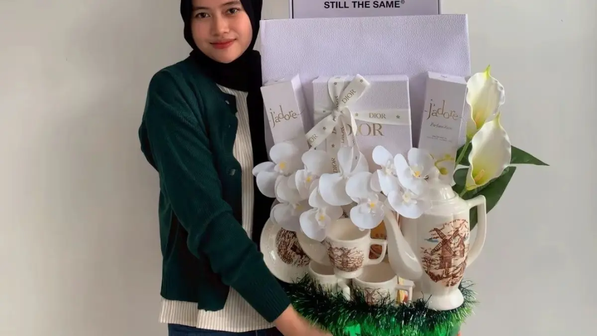 MUHAMMAD ADIB FALIH RIFLY/RADAR BLITAR

TRENDING:&nbsp; Syarifa Febriyanti menunjukkan hamper Lebaran yang dibuatnya sebelum dikirim ke pemesan. 