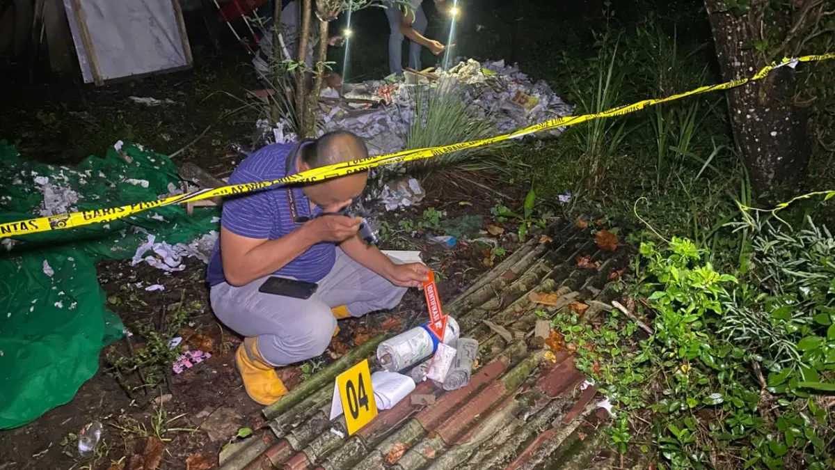 POLSEK UDANAWU UNTUK RADAR PENATARAN
‎DITEMUKAN: Pihak kepolisian menemukan sejumlah barang bukti terkait ledakan petasan di Mushola Arruba