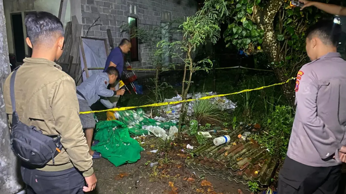 POLSEK UDANAWU UNTUK RADAR PENATARAN
‎DITEMUKAN: Pihak kepolisian menemukan sejumlah barang bukti terkait ledakan petasan di Mushola Arruba