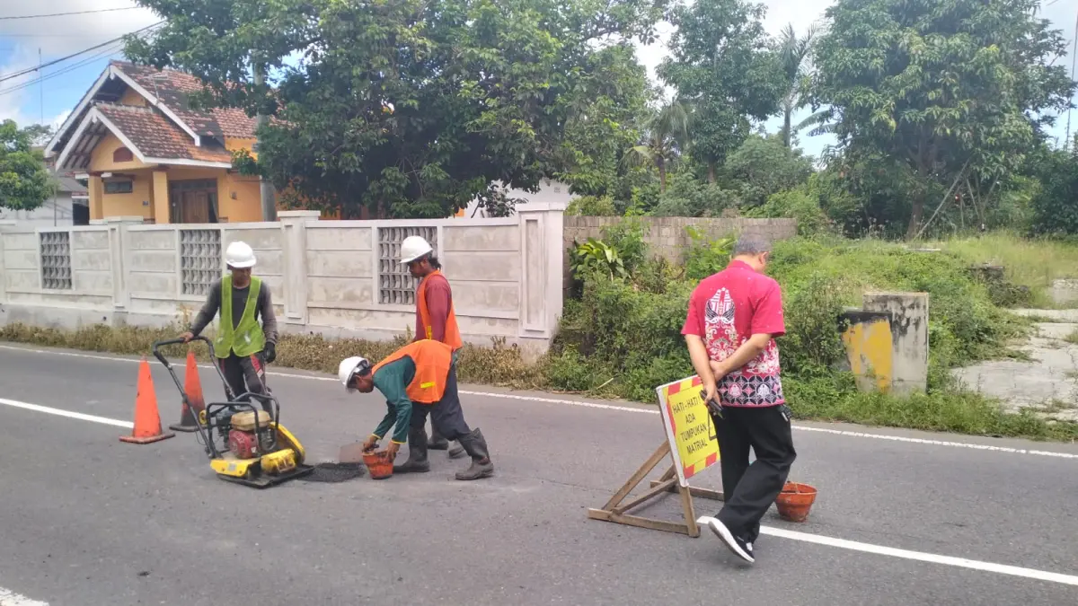 DPUPR KOTA BLITAR UNTUK RADAR BLITAR

AMAN: Petugas PUPR Kota Blitar menambal jalan berlubang maupun aspal mengelupas untuk mengamankan arus mudik Lebaran. 