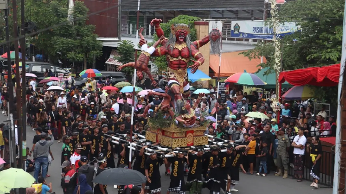 FAJAR RAHMAD AW/RADAR BLITAR 
SAMBUT NYEPI: Masyarakat menyaksikan pawai ogoh-ogoh atau tawur kesanga sebagai bagian dari rangkaian perayaan Hari Raya Nyepi, kemarin (18/3). 

