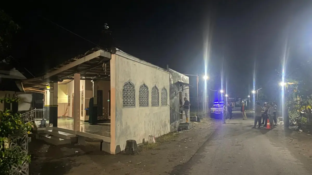 POLSEK UDANAWU UNTUK RADAR PENATARAN
RUSAK: Kondisi Musala Arruba’ yang mengalami kerusakan akibat ledakan petasan.
