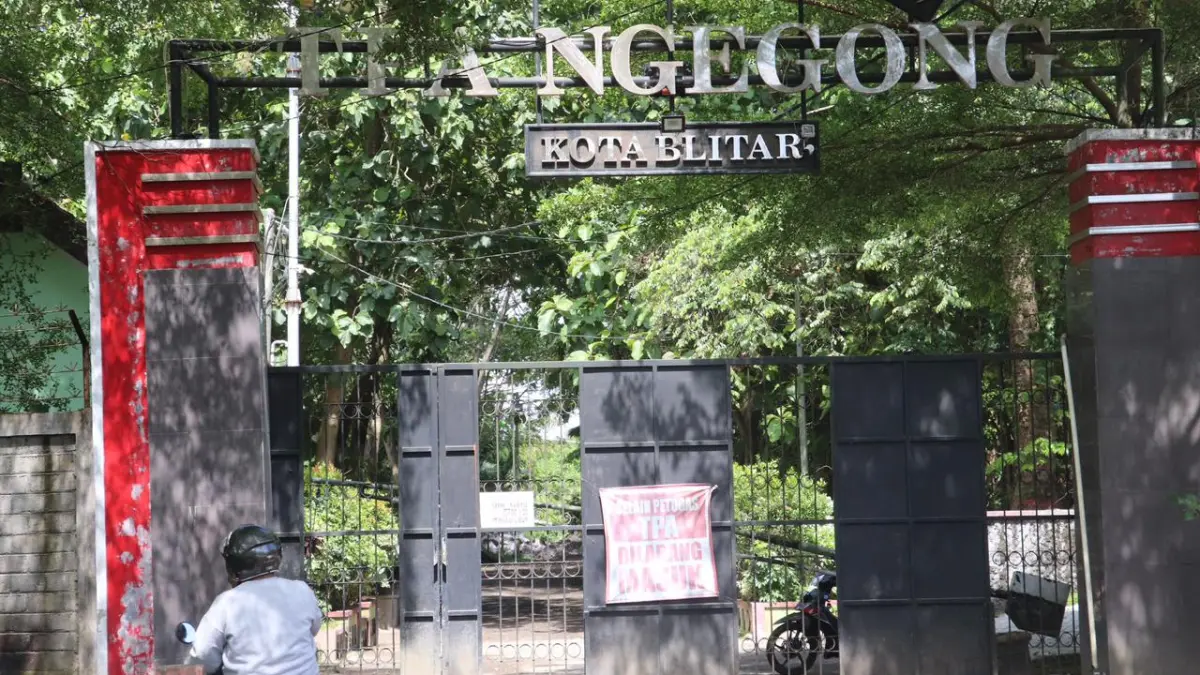 TPA Ngegong Kota Blitar yang sudah overload. 