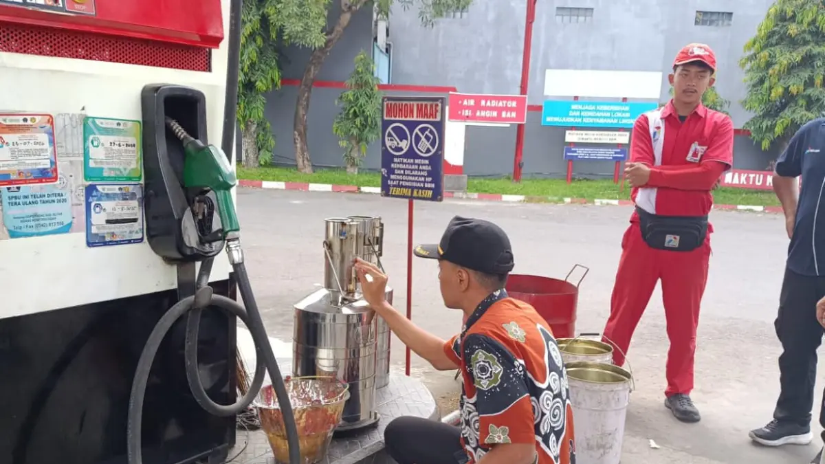 ‎DISPERINDAG KAB BLITAR UNTUK RADAR BLITAR

‎KETAT: Pengecekan alat ukur di SPBU untuk memastikan perlindungan konsumen.

‎