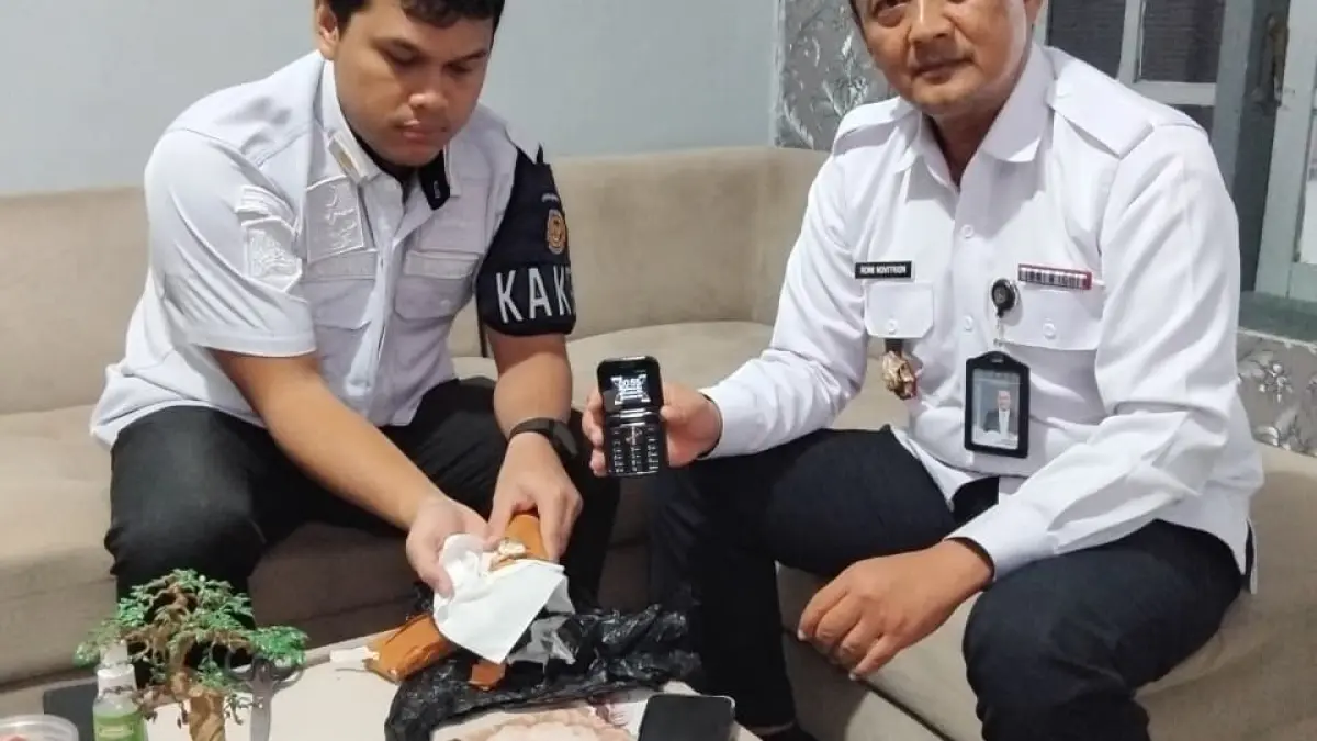 Kalapas Romi Novitrion menunjukkan barang bukti penyelundupan narkoba di Lapas Kelas IIb Blitar