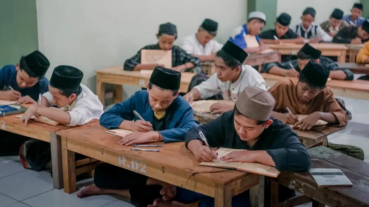 MUHAMMAD ADIB FALIH RIFLY/RADAR BLITAR

BEKAL SANTRI: Santri Ponpes Nurul Iman memiliki tugas wajib setoran hafalan ke tokoh masyarakat saat liburan.