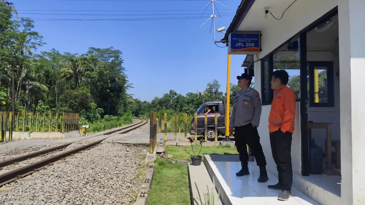 DIPANTAU: Pihak kepolisian pantau lokasi jalur penyeberangan rel kereta api untuk menghindari terjadinya laka lantas.