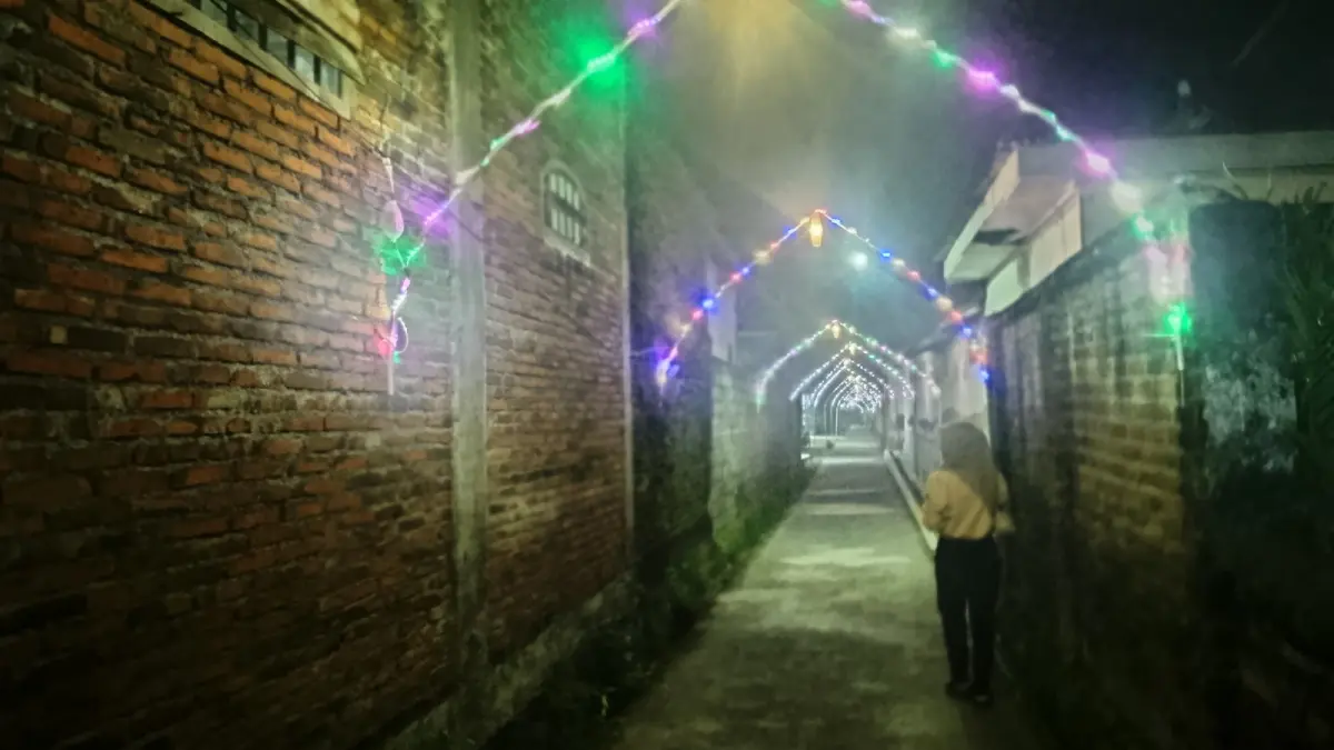 SEMAKIN BERWARNA: Suasana jalan desa yang dihiasi aneka lampu hias di Desa/Kecamatan Wonodadi.