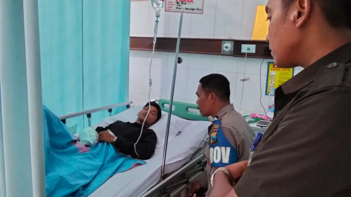 TERLUKA: Polisi meminta keterangan korban ledakan mercon di Nglegok, Blitar, Sabtu (21/3/2026).