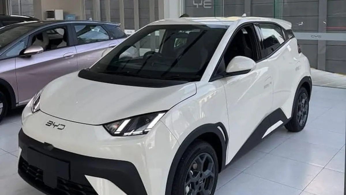 BYD Atto 1 hadir dengan harga setara LCGC, tapi sudah mobil listrik dengan fitur modern dan jarak tempuh hingga 380 km.