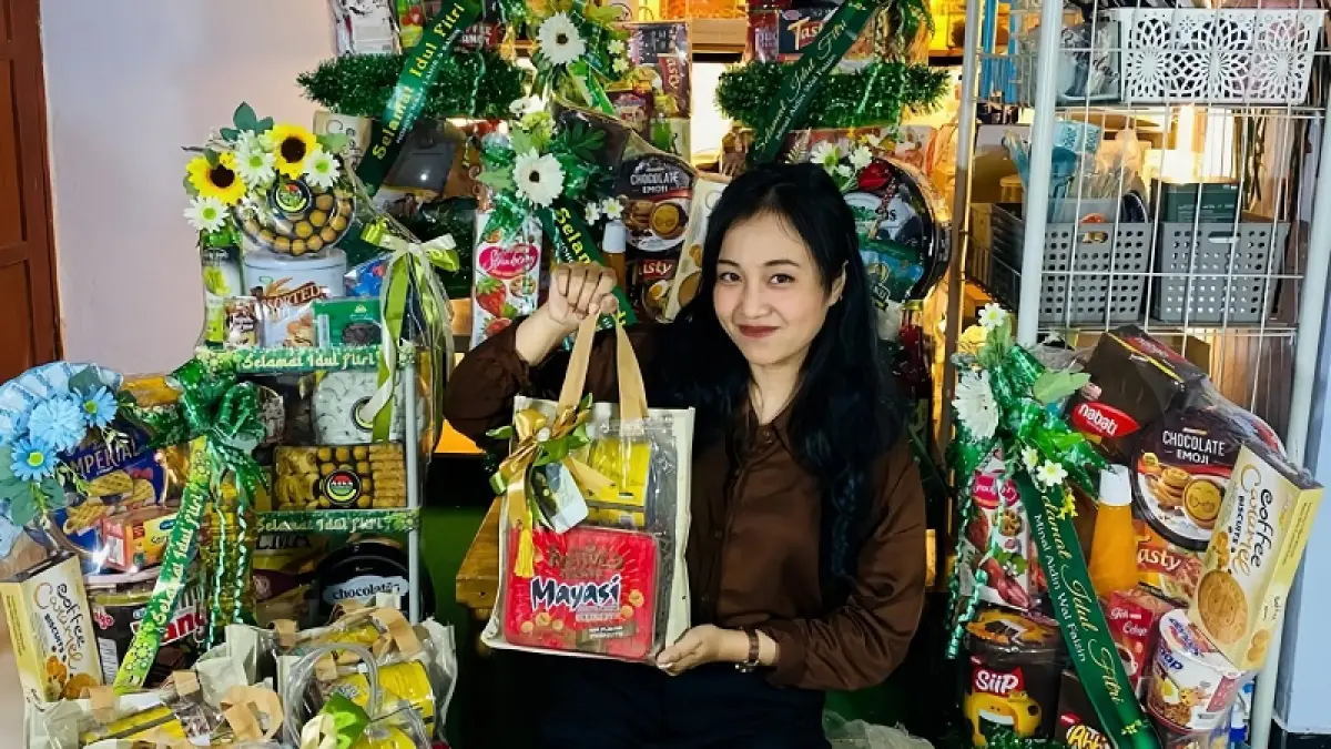 Faridatul Lukmana UNTUK RADAR BLITAR

KREATIF: Faridatul Lukmana menunjukkan sejumlah hamper Lebaran pesanan pelanggan yang siap dikirim.