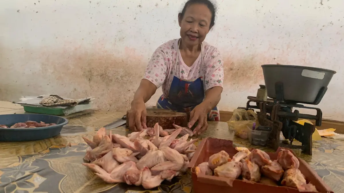 Pedagang ayam potong di Pasar Pon Kota Blitar.