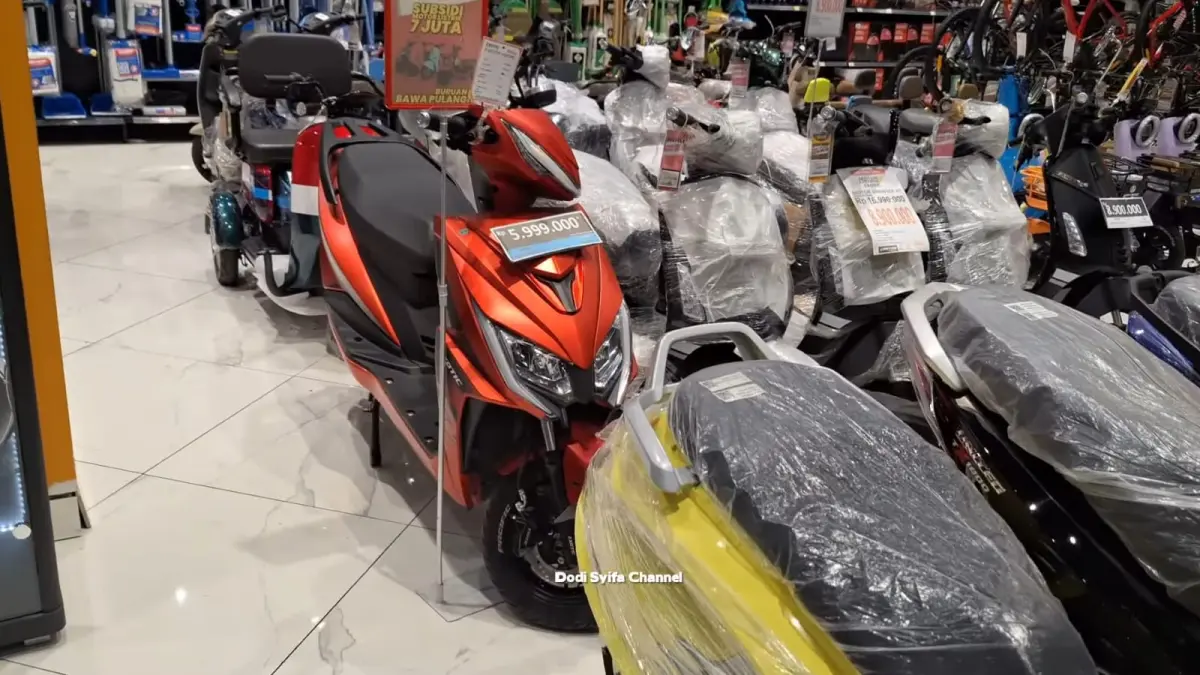 Update harga motor listrik terbaru Desember 2025 di Transmart Cibubur, mulai Rp5 jutaan. Simak daftar lengkap dan spesifikasinya!