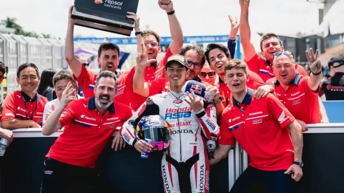 Veda Ega Pratama di Moto3 Brasil viral usai tolak champagne di podium, aksi pembalap Indonesia ini tuai pujian dunia.