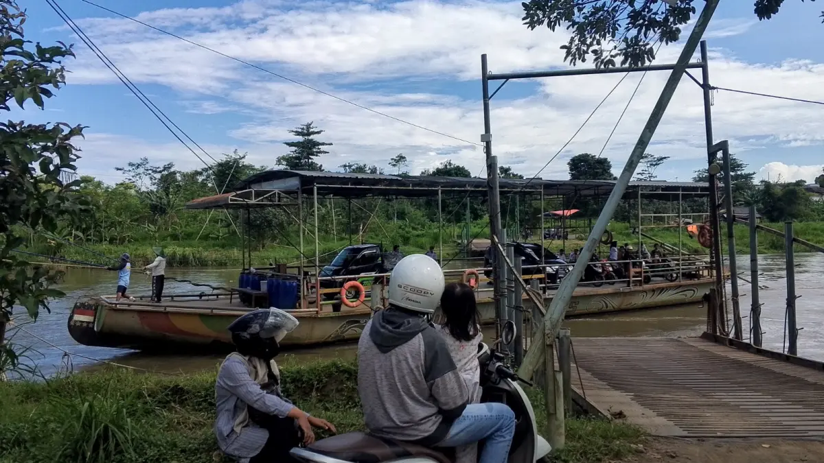 AKHMAD NUR KHOIRI/RADAR PENATARAN

JALUR ALTERNATIF: Jasa penyeberangan Sungai Brantas menjadi salah satu pilihan akses masyarakat saat silaturahmi Lebaran.