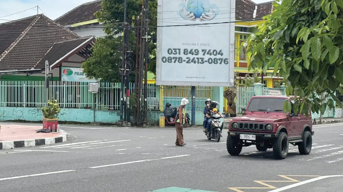 CB TANDOYO/RADAR BLITAR

DEMI EKONOMI: Prayitno mengatur pengguna jalan untuk melintas di persimpangan di Jalan Sudanco Supriyadi agar aman.