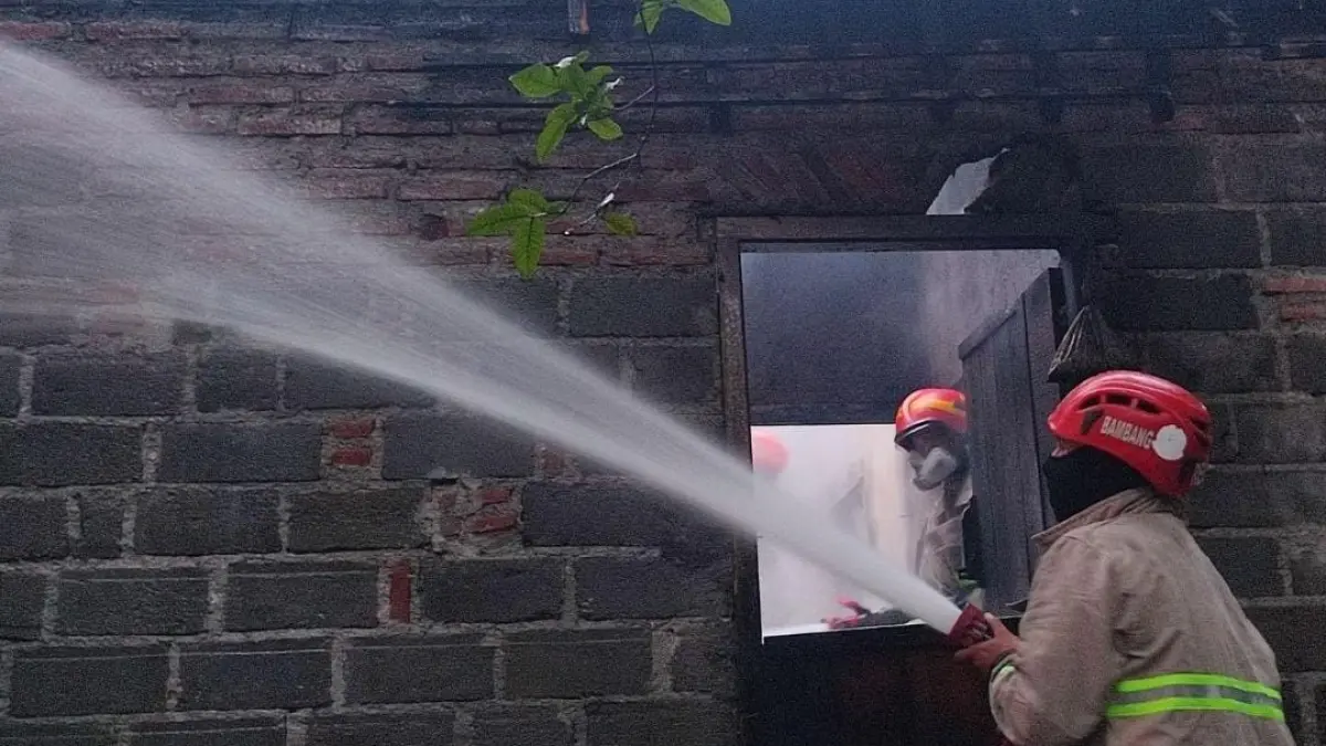 DAMKAR KAB BLITAR UNTUK RADAR BLITAR

BERJIBAKU: Tim damkar saat penanganan musibah kebakaran rumah dengan semprotan air.
