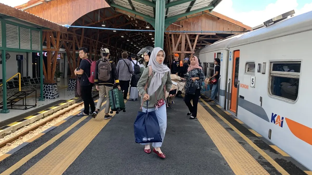 FAVORIT PEMUDIK: Penumpang naik dan turun dari kereta di Stasiun Blitar. 