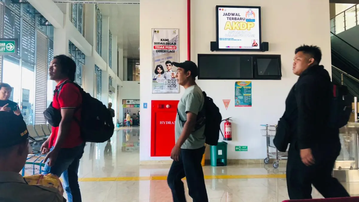 CB TANDOYO/RADAR BLITAR
VOLUME MENINGKAT: Sejumlah penumpang bersiap naik bus di Terminal Tipe A Patria Kota Blitar. &nbsp;