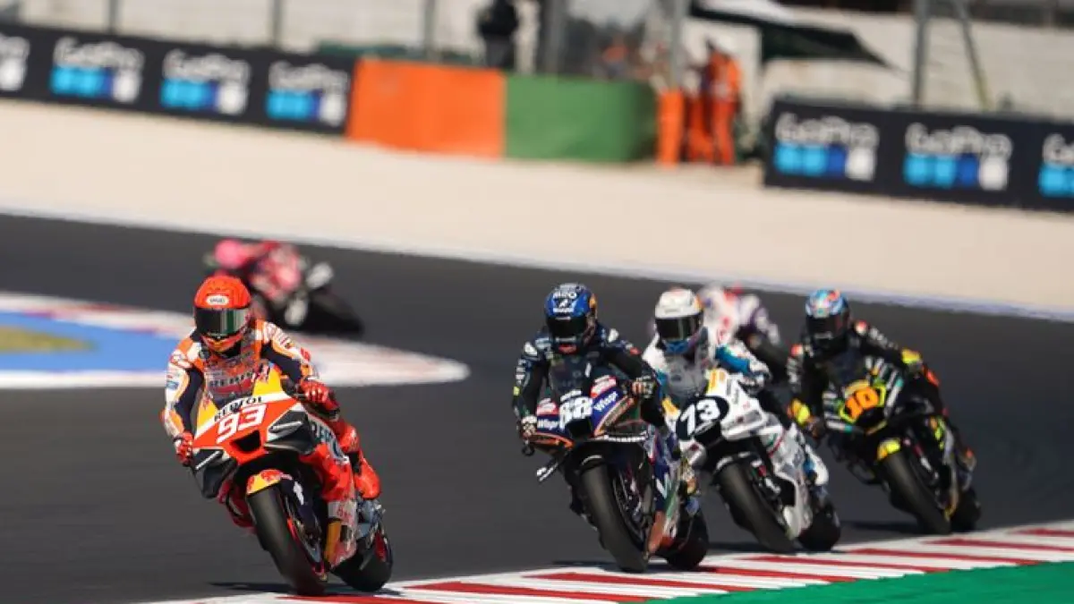 MotoGP Brazil 2026 jadi mimpi buruk Francesco Bagnaia usai kecelakaan. Lintasan rusak picu banyak insiden dramatis.