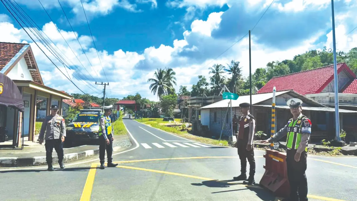 Polisi berjaga di titik rawan menuju wisata pantai di Blitar. 