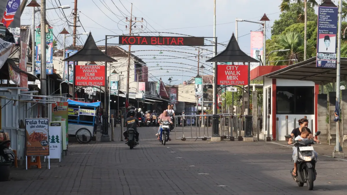 MUHAMMAD ADIB FALIH RIFLY/RADAR BLITAR

JUJUKAN WISATAWAN:&nbsp; Wisata Makam Bung Karno di Kota Blitar yang terus ramai dikunjungi wisatawan dari berbagai daerah hampir setiap hari. 