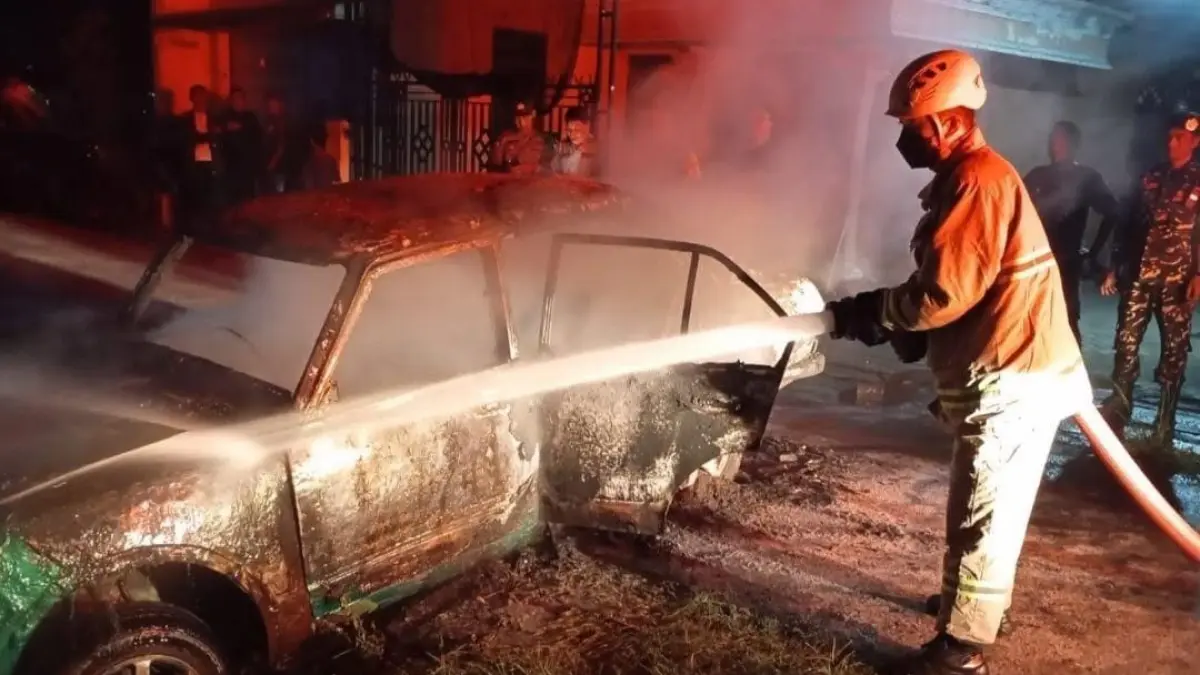 RUGI BESAR: Sebuah musibah mobil terbakar di tengah perjalanan yang ditangani damkar beberapa waktu lalu.