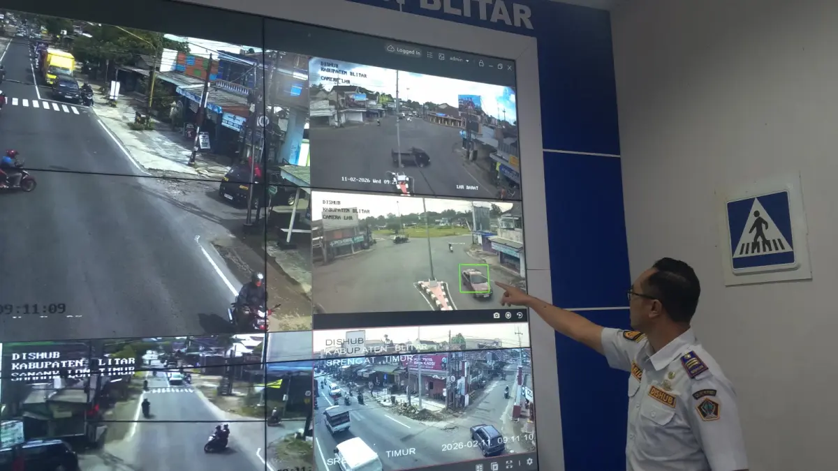KONDISI LAPANGAN: Pemantauan kondisi lalu lintas di Kabupaten Blitar melalui sistem area traffic control system (ATCS) selama 24 jam nonstop.