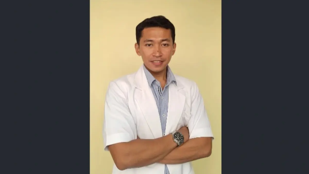Mohammad Satriyo Wibowo Untuk RADAR BLITAR - IKHLAS MELAYANI: Mohammad Satriyo Wibowo tetap selalu siap siaga melayani pasien di tengah momen Lebaran.
