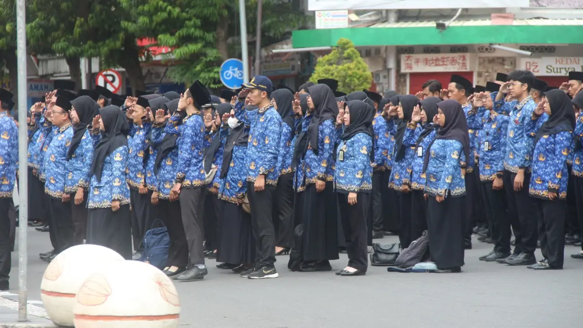ASN Kota Blitar mengikuti upacara bendera di kantor Wali Kota Blitar.