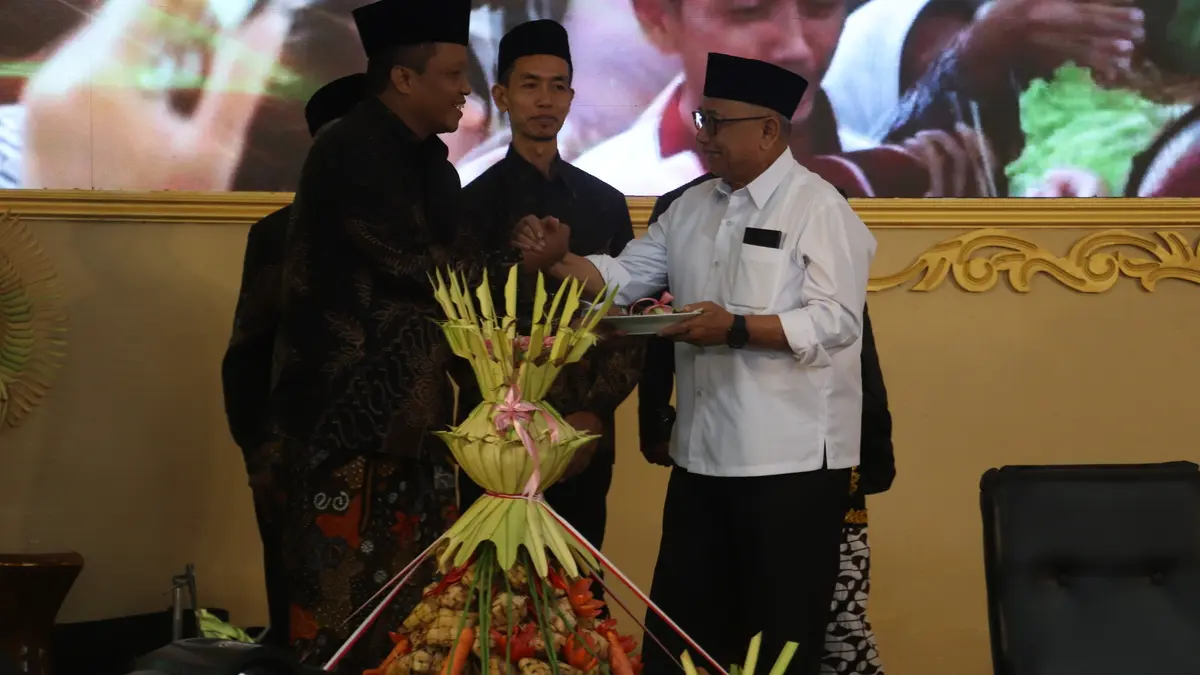 Presiden Direktur (Presdir) atau Direktur Utama PT Kampung Coklat adalah H. Kholid Mustofa memberikan potongan ketupat coklat, kepada Bupati Blitar Rijanto