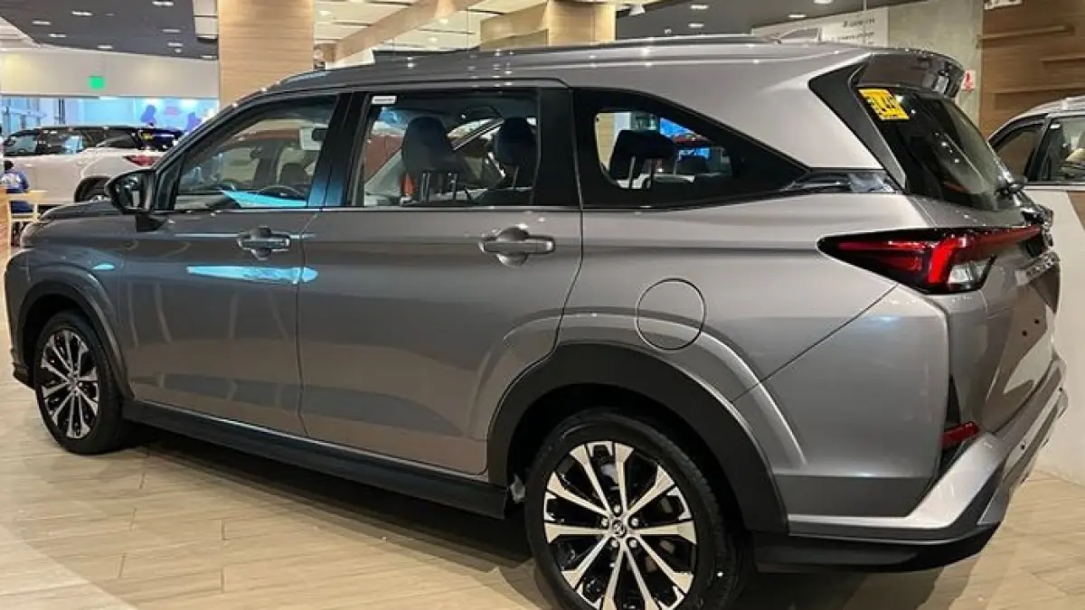 Toyota Veloz Hybrid jadi pilihan libur Lebaran tanpa mudik, irit BBM, nyaman 7 penumpang, dan tangguh jelajah Jakarta-Bogor.