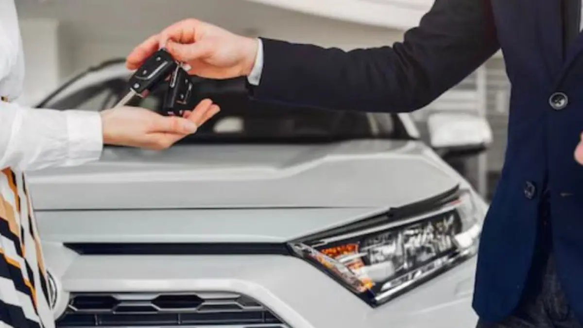 Bingung pilih mobil LCGC baru atau mobil bekas non-LCGC? Cek perbandingan harga, fitur, hingga biaya perawatan lengkapnya di sini sebelum membeli!