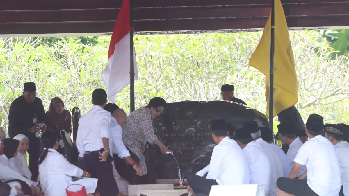Presiden ke-5 Republik Indonesia (RI), Megawati Soekarnoputri, berziarah ke makam sang ayah, Bung Karno, kemarin (29/3). 