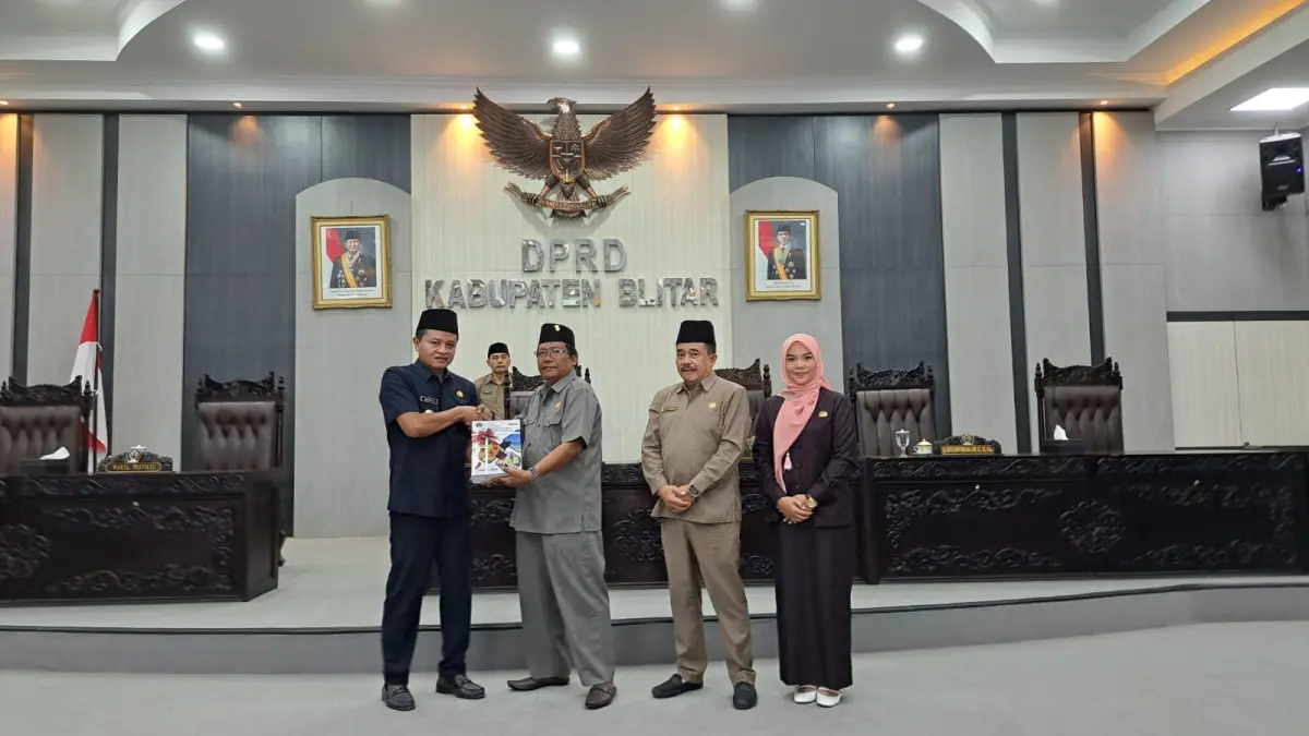 Wakil Bupati Bupati Blitar saat menyerahkan dokumen LKPJ Bupati Blitar tahun 2025 kepada pimpinan DPRD Kabupaten Blitar.