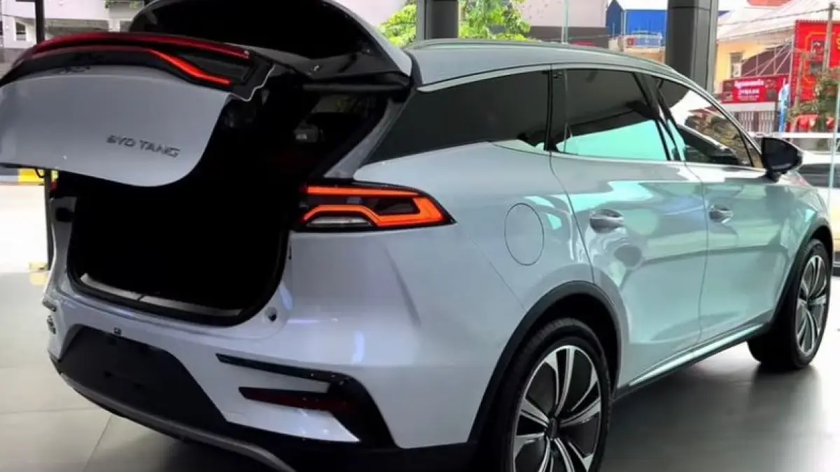 BYD M6 PHEV tertangkap kamera uji jalan di Indonesia! Intip bocoran spek mesin hybrid DM-i dan jarak tempuh 1.000 km yang bikin heboh otomotif 2026.