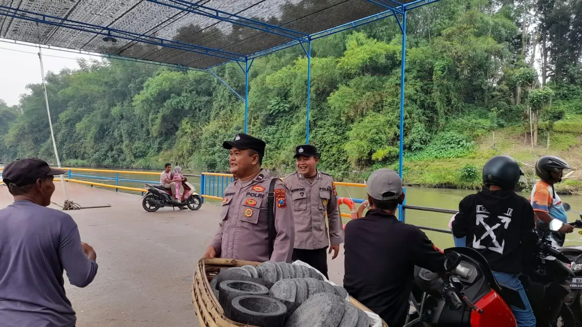 Guna menjaga situasi keamanan dan ketertiban masyarakat (kamtibmas) tetap aman dan kondusif, jajaran Polsek Srengat rutin melaksanakan patroli wilayah.