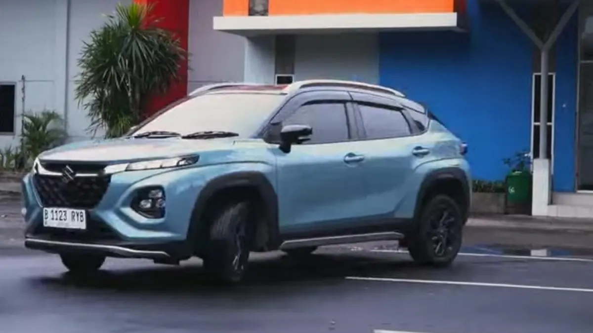 Suzuki Fronx 2025 hadir di Indonesia, harga mulai Rp259 juta, fitur ADAS, desain modern, dan opsi mesin hybrid.