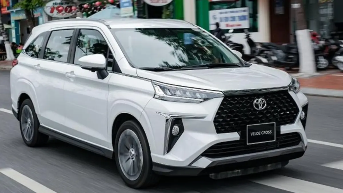 Toyota Veloz Hybrid hadir dengan konsumsi 25 km/l, fitur canggih dan harga mulai Rp308 juta, jadi MPV hybrid paling irit di kelasnya.
