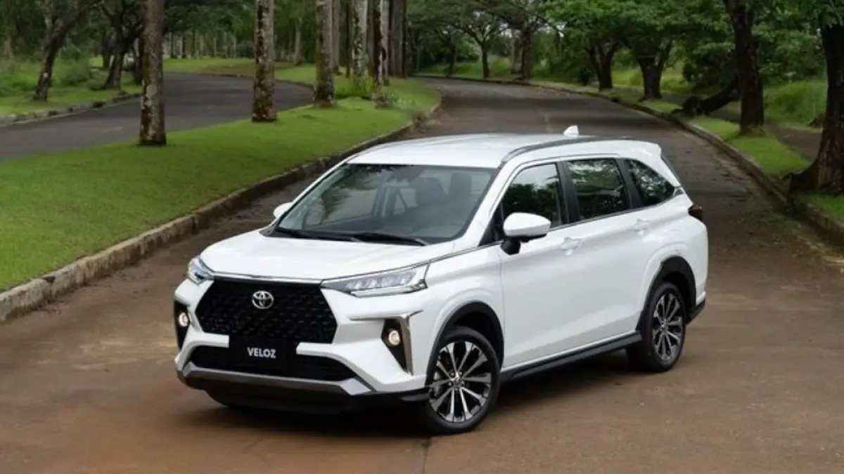 Toyota Veloz Hybrid laris jelang Lebaran, harga naik jadi Rp308 juta. MPV hybrid ini langsung habis disewa, cocok untuk bisnis rental.