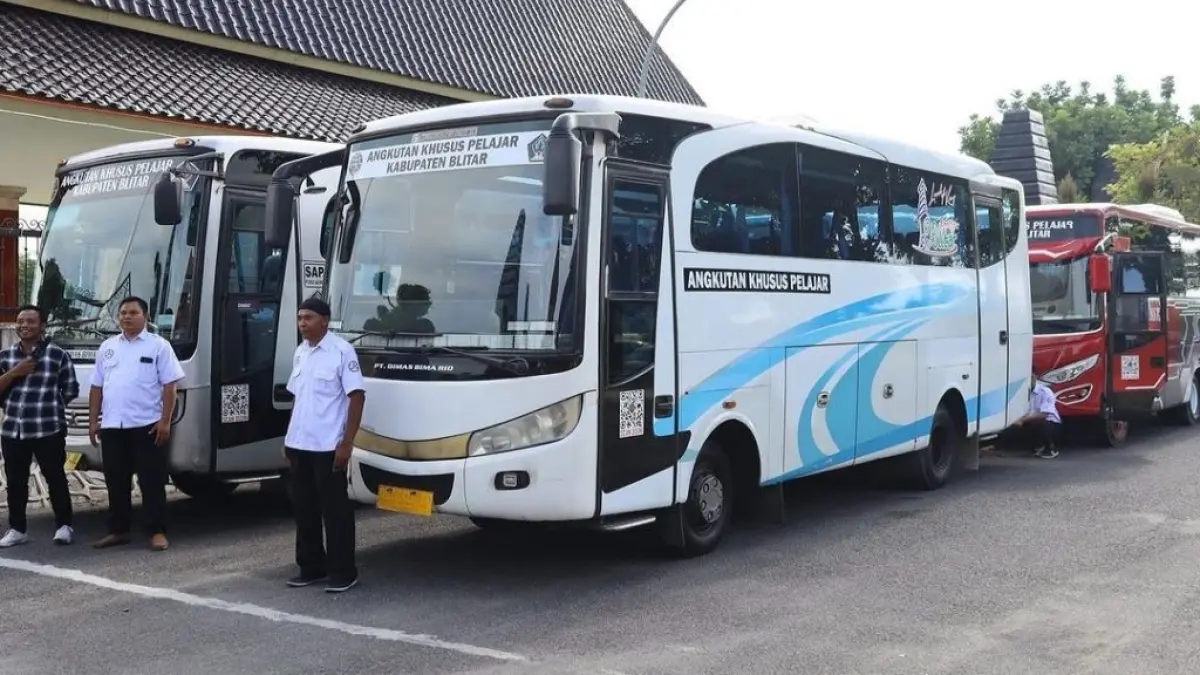 Ketersediaan bus sekolah di Kabupaten Blitar hingga kini masih belum mampu menjangkau seluruh pelajar.