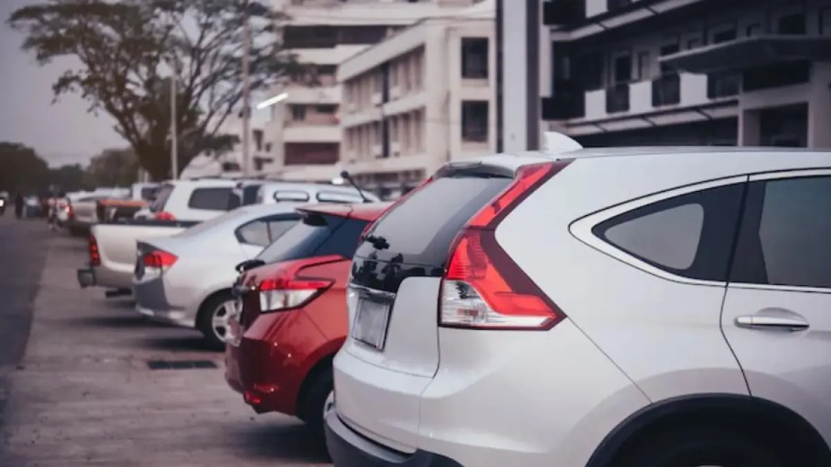 Berburu mobil bekas makin diminati, simak proses cek unit hingga negosiasi harga dari Suzuki Swift hingga Innova Reborn.