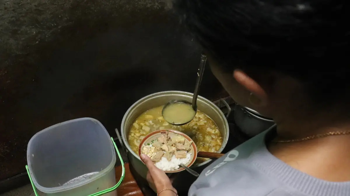 RIFTANTA YUNA FELLANDA/RADAR BLITAR
- RESEP KELUARGA: Windari melayani pembeli di warungnya di Desa Jiwut, Kecamatan Nglegok, kemarin.