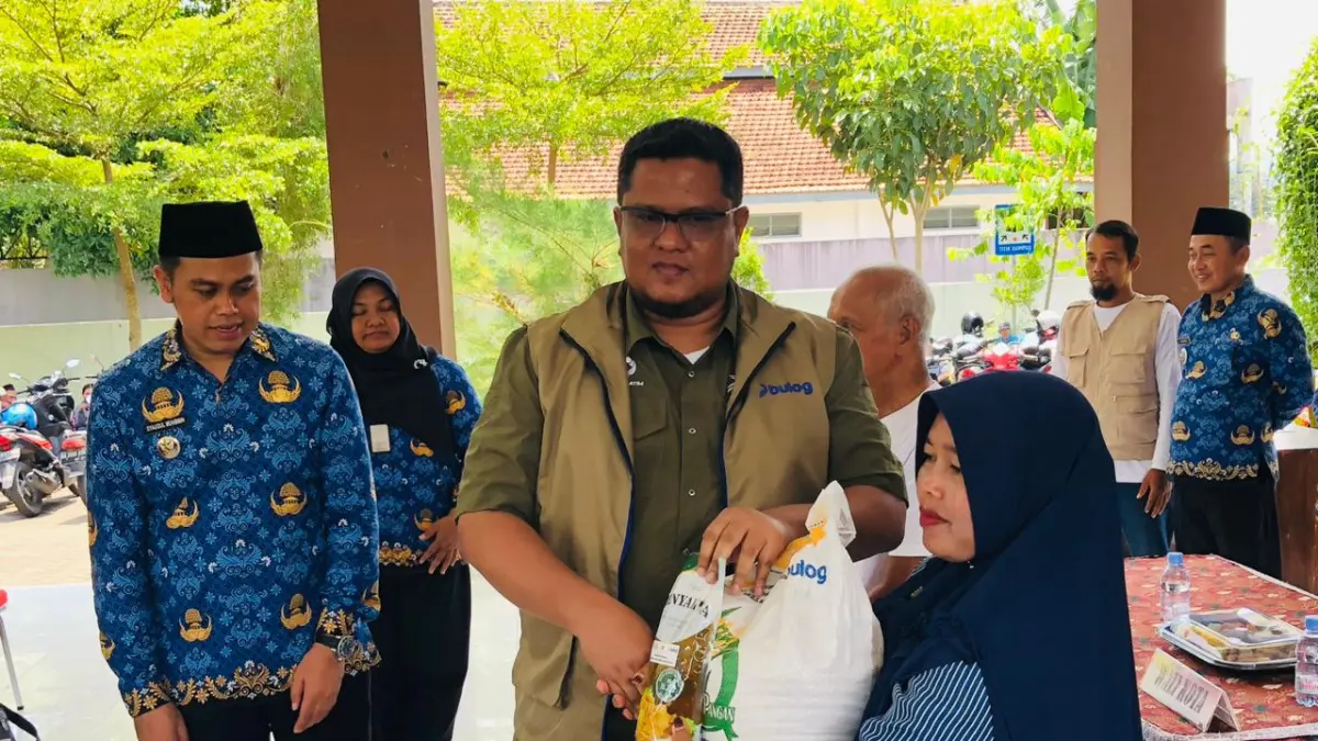 SEMOGA BERMANFAAT: Pembagian bantuan beras dan minyak goreng kepada masyarakat Kota Blitar di Kelurahan Gedog, Kecamatan Sananwetan, pada Rabu (1/4).