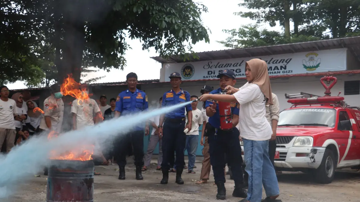 ASAH KETRAMPILAN: Para relawan SPPG Kauman mengikuti  pelatihan penanganan kebakaran dari UPT Damkar Kota Blitar, kemarin.
