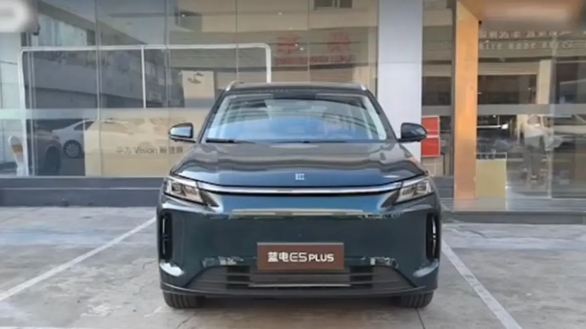 Heboh foto SUV misterius di PIK diduga DFSK E5 Plus PHEV! SUV keluarga 7-seater dengan jarak tempuh listrik 125 KM. Cek spesifikasi dan prediksi harganya!