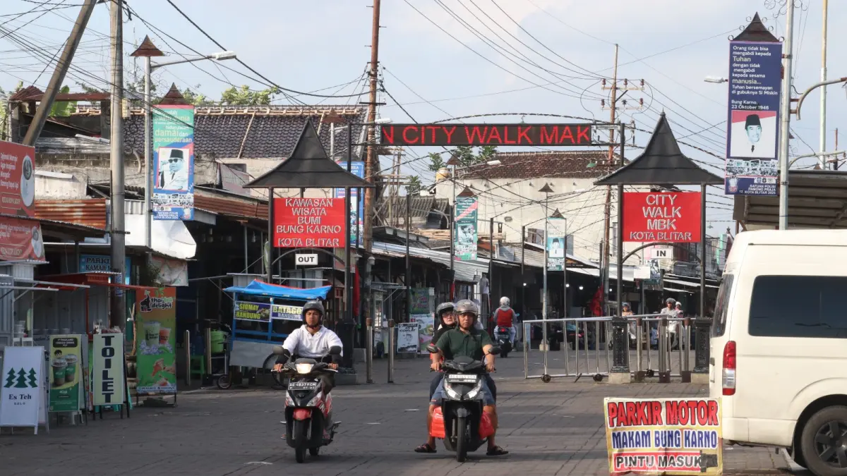 Muhammad Adib Falih Rifly/RADAR BLITAR - SARAT SEJARAH: Gerbang masuk menuju kawasa wisata Makam Bung Karno di Kota Blitar. Hampir setiap hari ramai peziarah. 