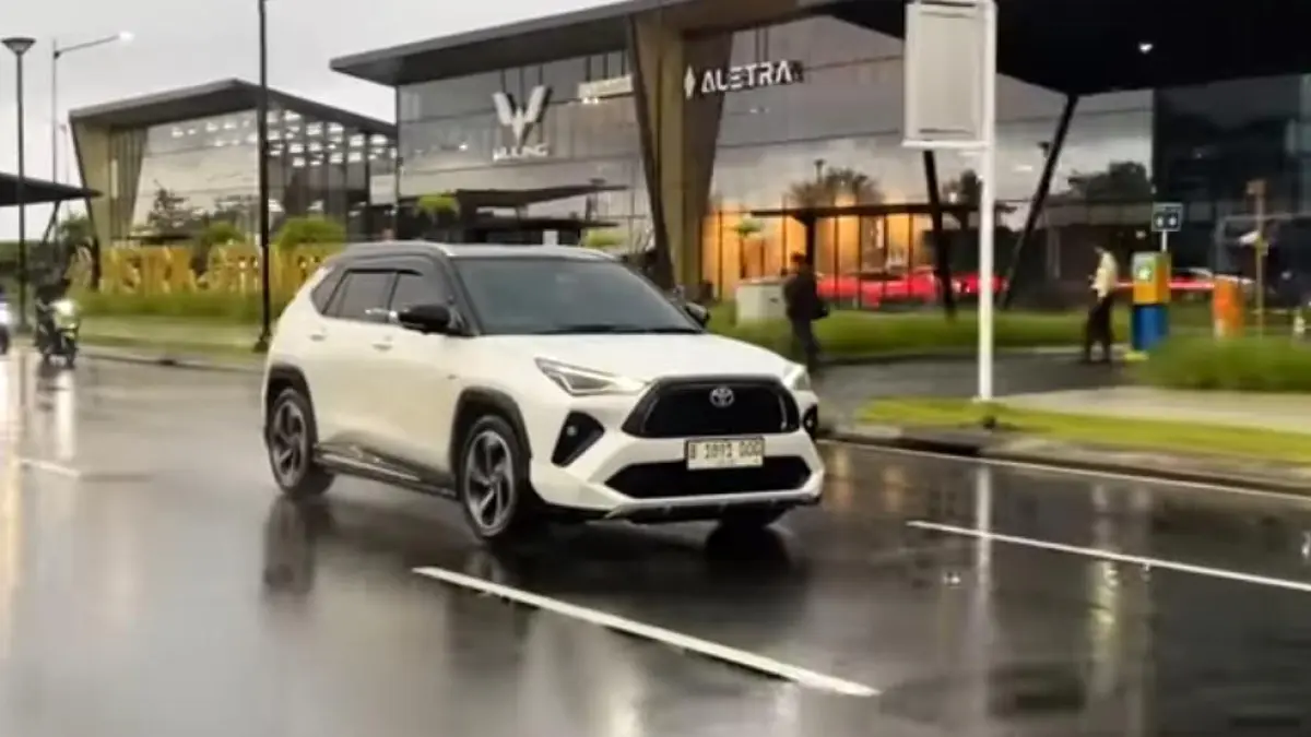Review Toyota Yaris Cross Hybrid: handling stabil, fitur lengkap, dan performa irit jadi keunggulan SUV hybrid ini.