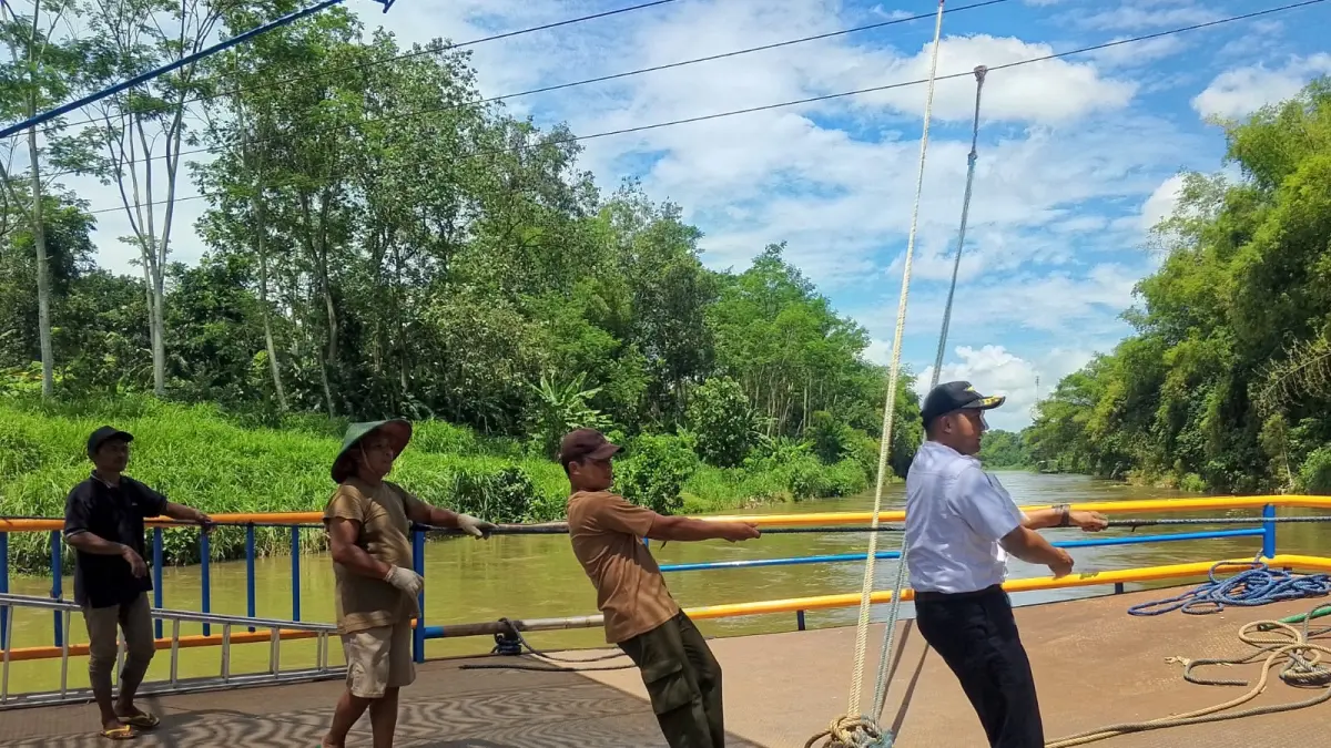 ‎AKHMAD NUR KHOIRI/RADAR BLITAR

‎WASPADA: Operasional perahu penyeberangan Sungai Brantas harus lebih waspada saat debit air naik.

‎