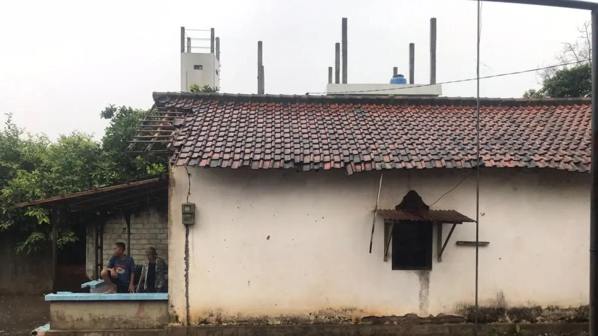 CB TANDOYO/RADAR BLITAR

CUACA EKSTREM: Atap rumah warga rontok usai diterjang angin kencang saat hujan deras, kemarin (3/4). 